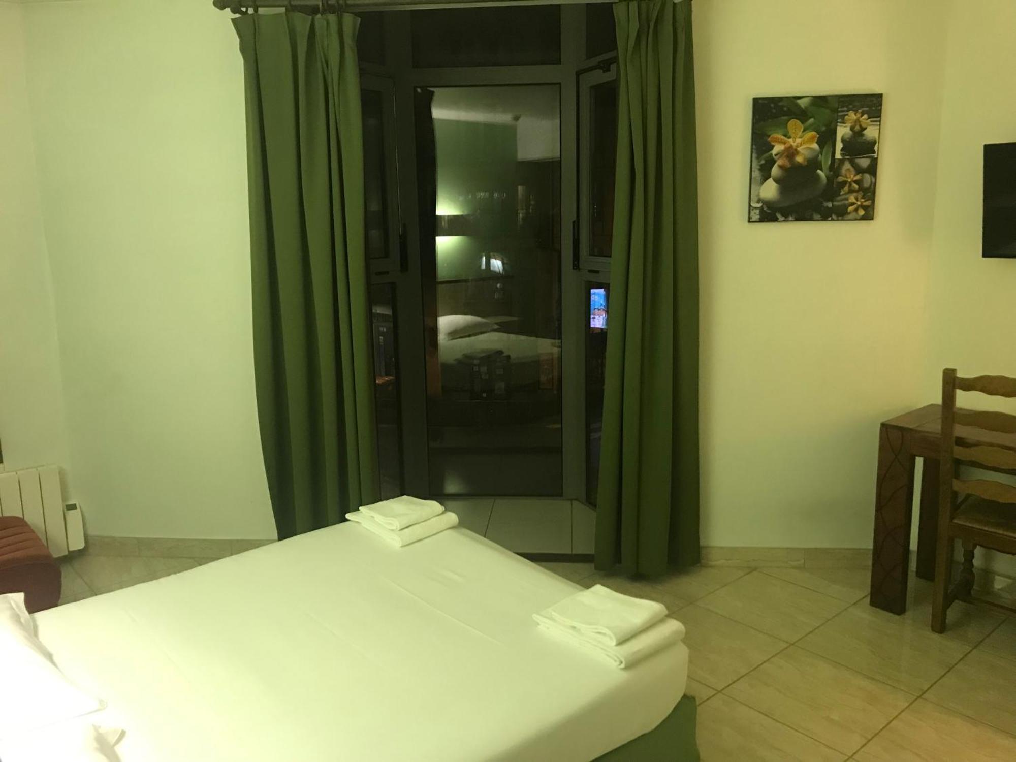 Hotel Couleurs Sud Centre-Ville Gare Шарлевіль-Мезьєр Екстер'єр фото