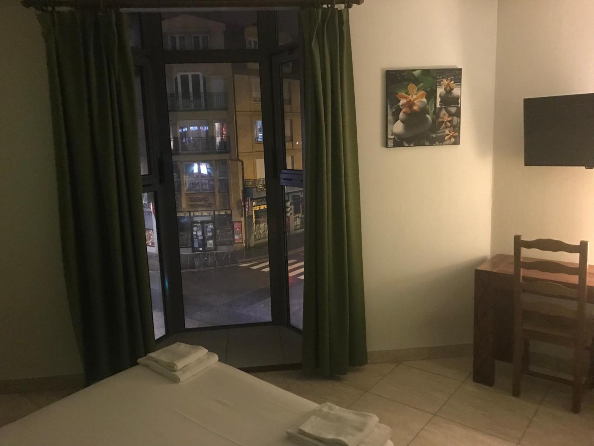 Hotel Couleurs Sud Centre-Ville Gare Шарлевіль-Мезьєр Екстер'єр фото